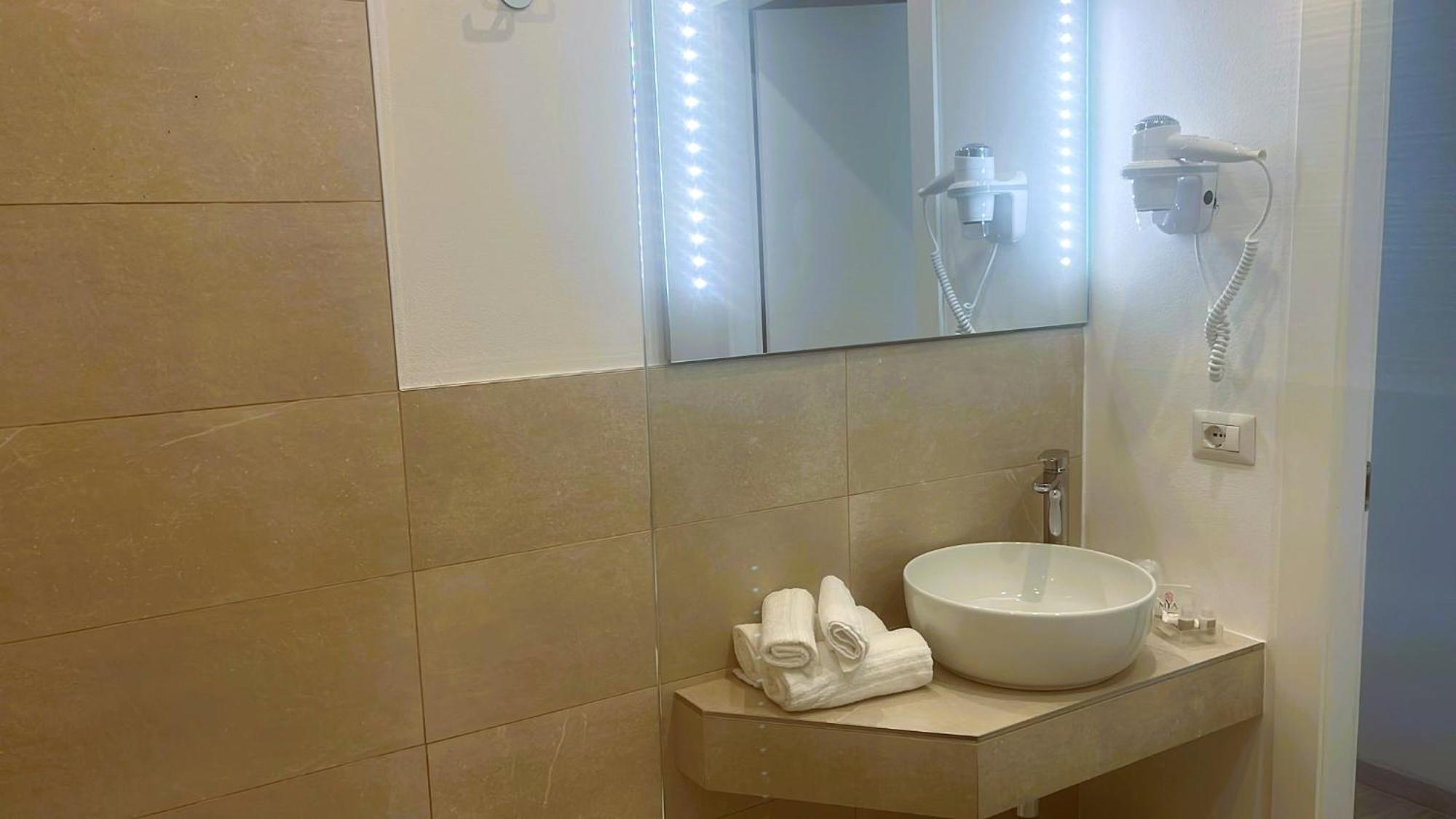 Hotel Biancamano Rimini Esterno foto